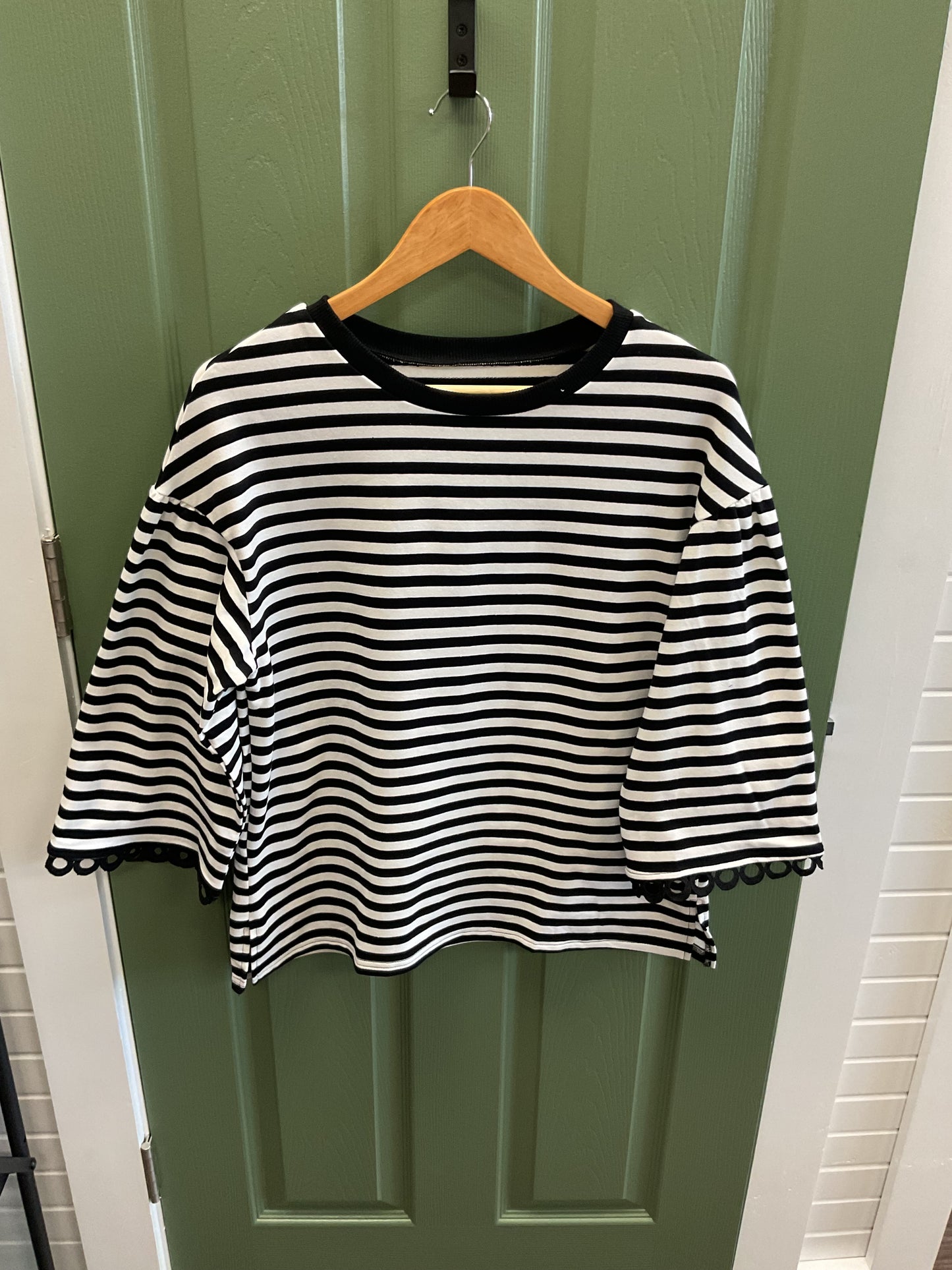 BLACK AND WHITE STRIPED 3/4 SLEEVE TOP WITH LACE TRIMMED SLEEVES