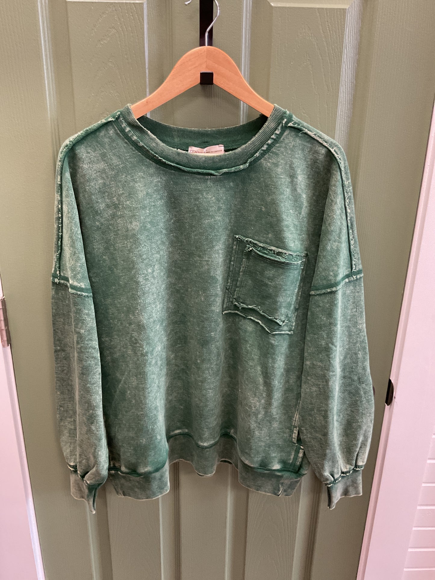 DARK GREEN MINERAL WASH SWEATSHIRT DISTRESSED