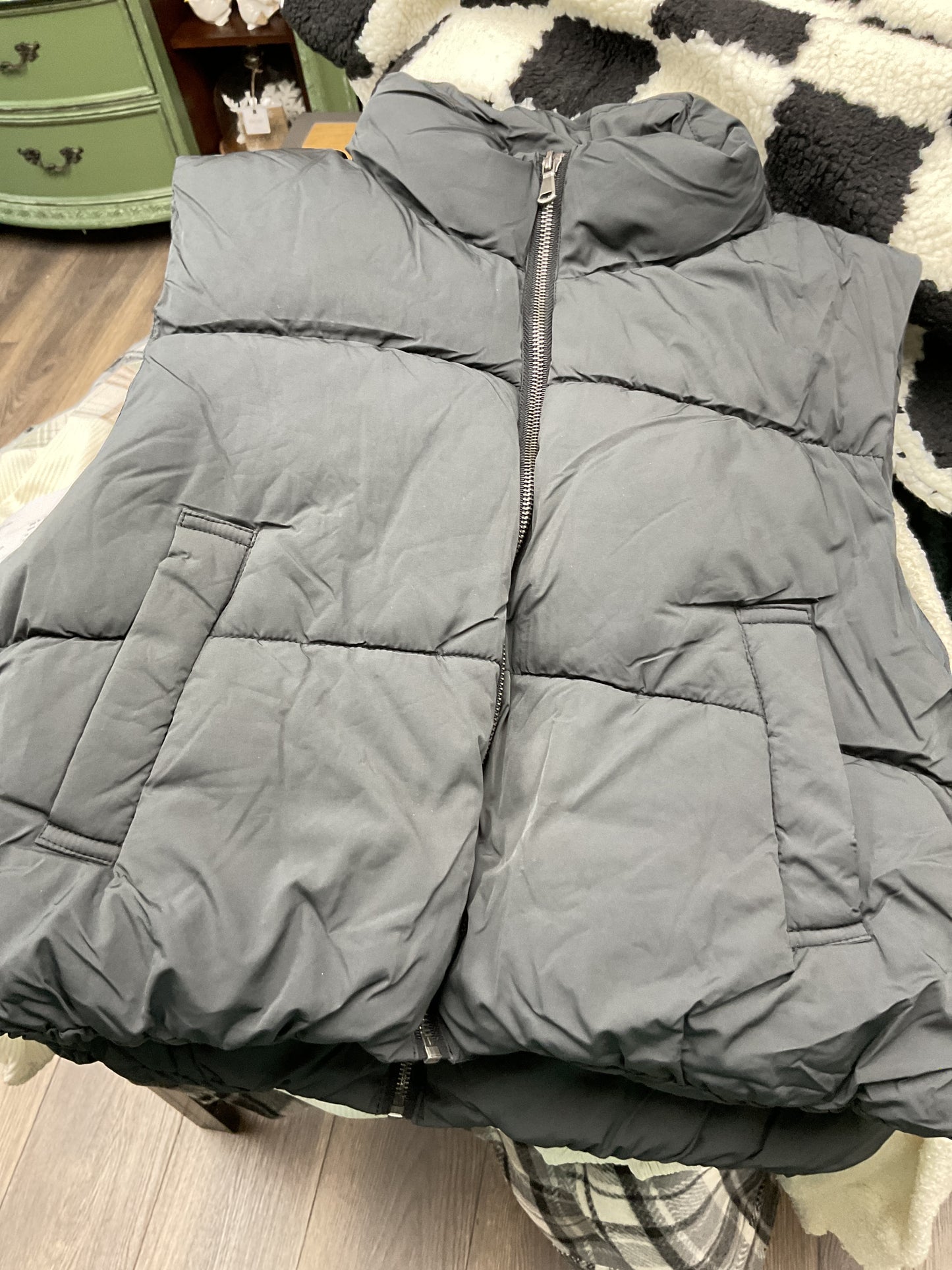 Black cropped puffy vest