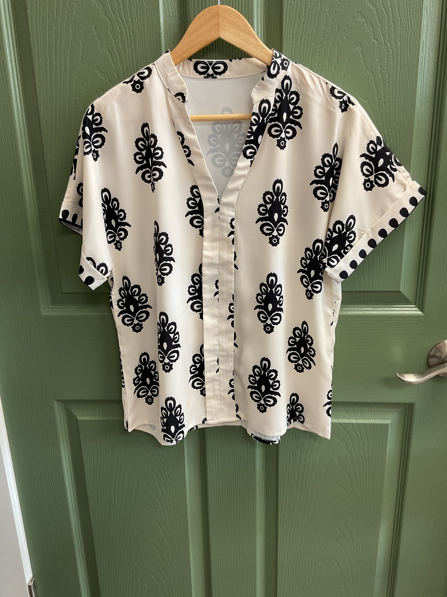 Black and cream satin V-neck blouse Ss