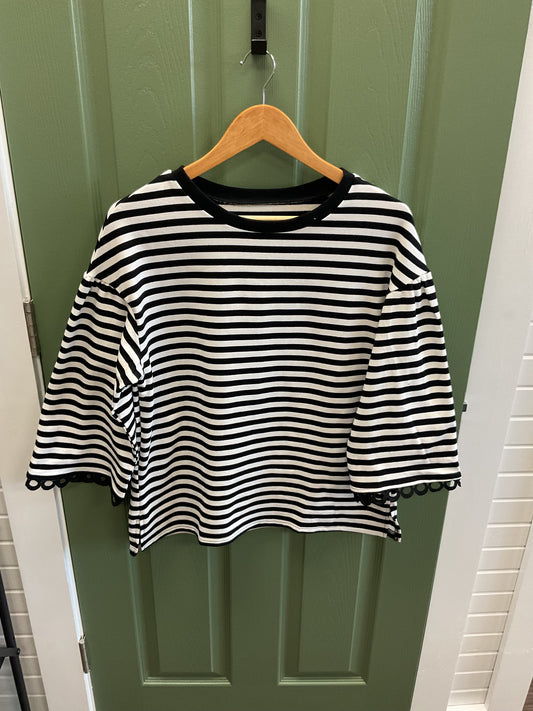 BLACK AND WHITE STRIPED 3/4 SLEEVE TOP WITH LACE TRIMMED SLEEVES