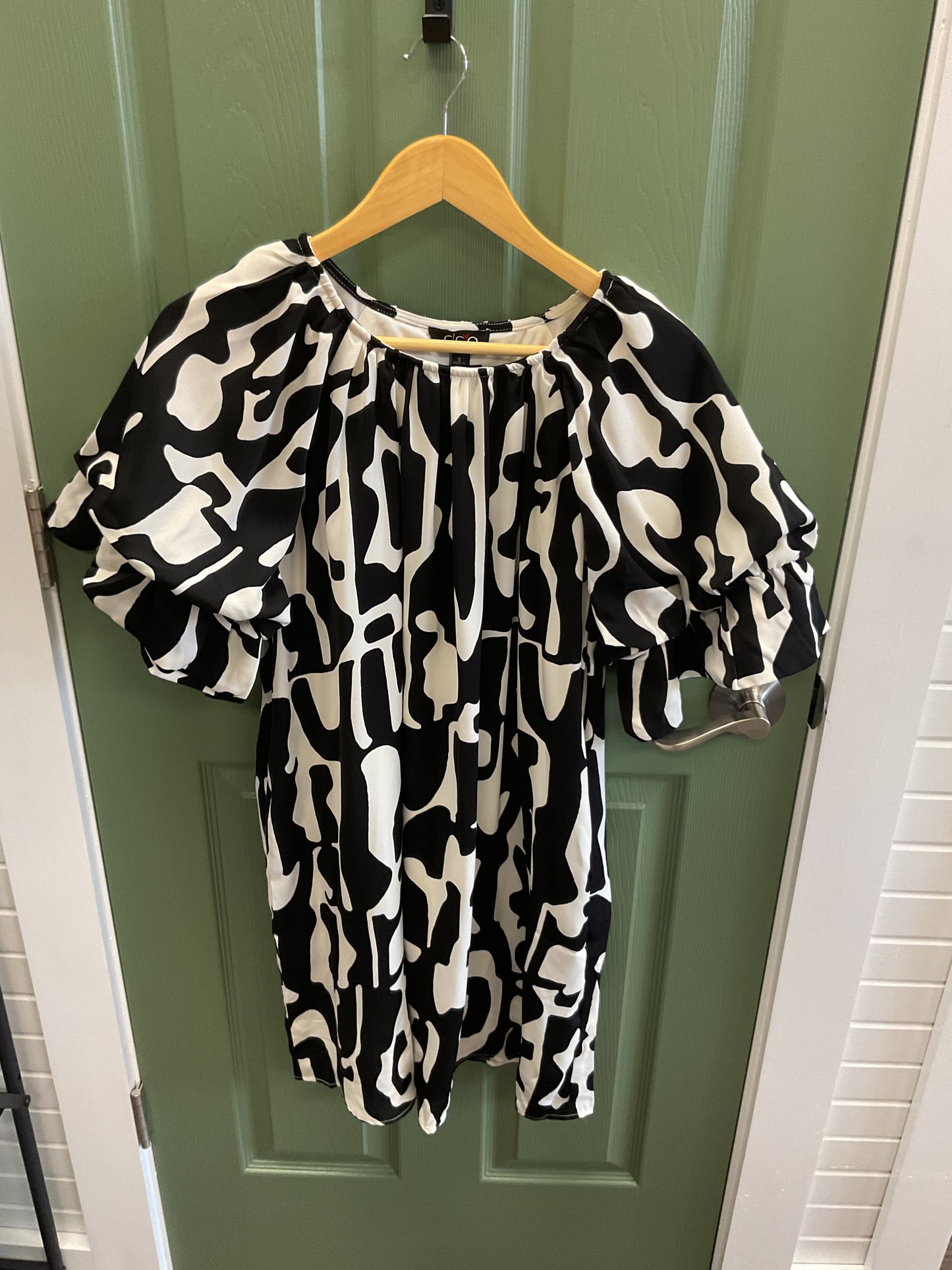 BLACK AND WHITE SWIRL PATTERN DRESS WITH SHORT RUFFLES PUFF SLEEVES