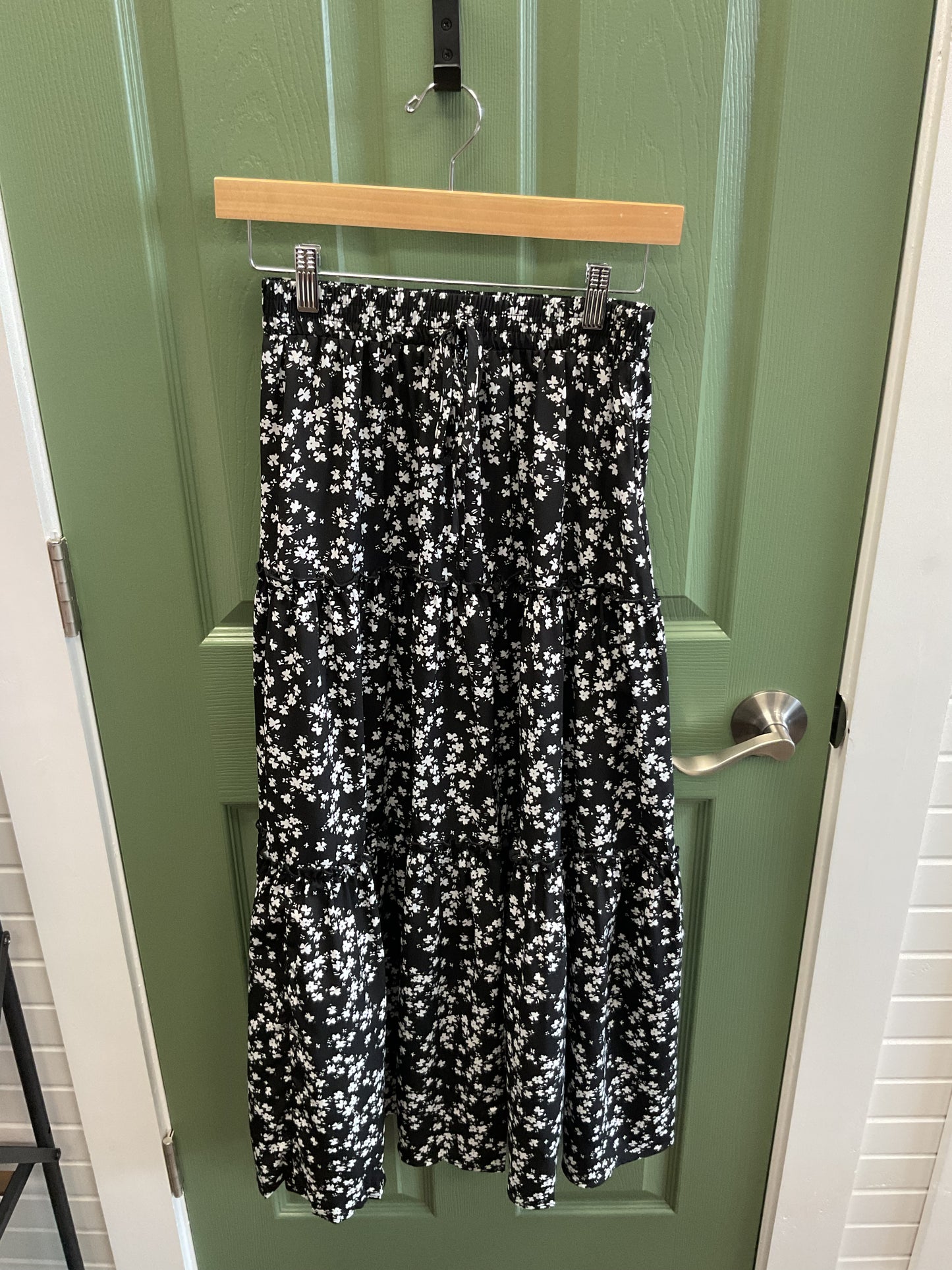 FLORAL BLACK/WHITE LONG SKIRT