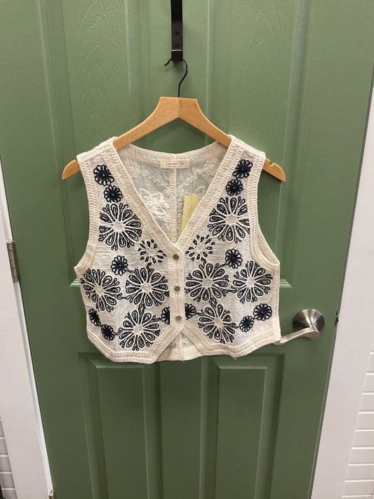NAVY FLORAL CROCHET CREAM VEST W BUTTONS