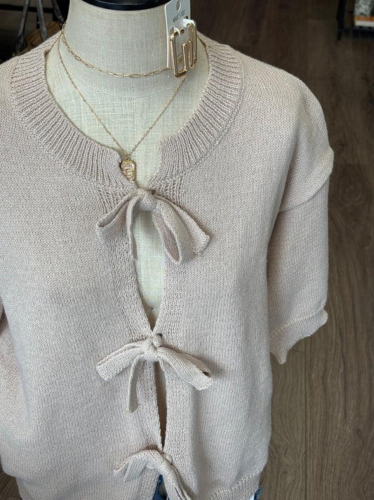 Tan sweater SS with three bows to close