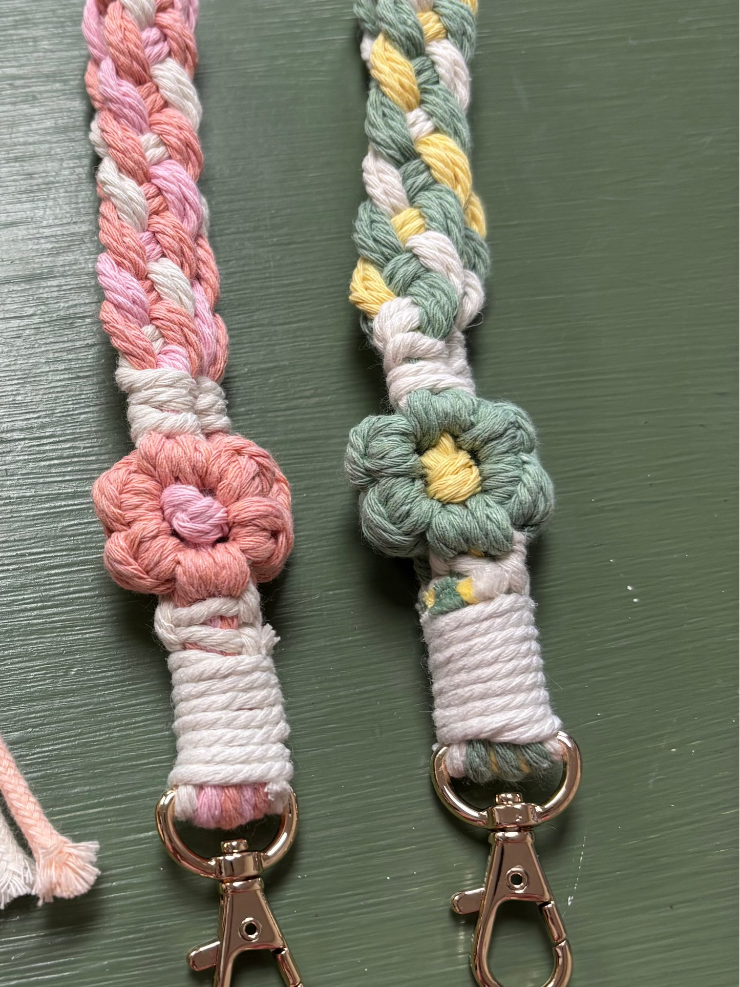 CROCHET DAISY WRISTLET KEYCHAIN