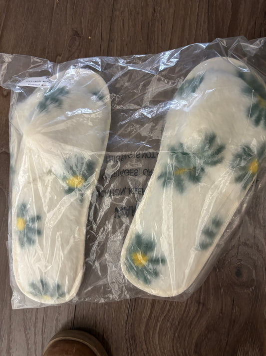 SLIPPERS/GREEN & YELLOW FLOWERS