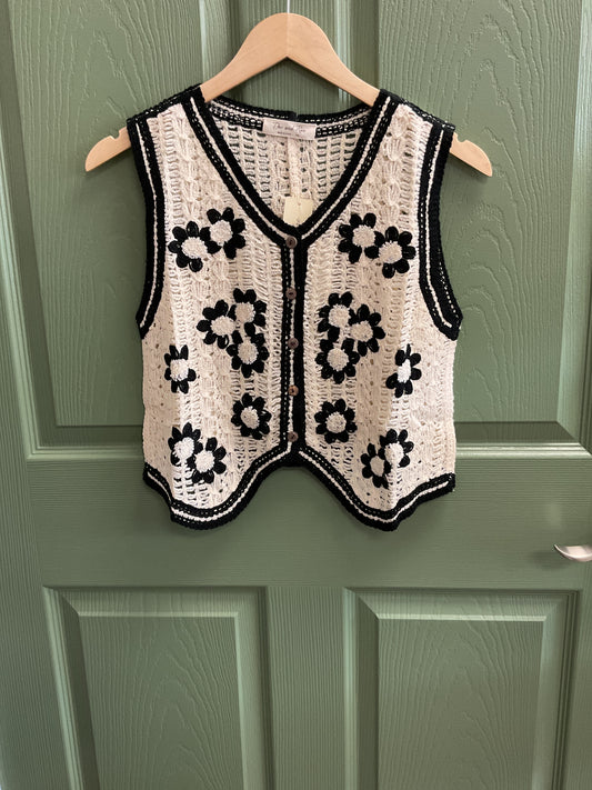 Macrame ivory/black floral vest
