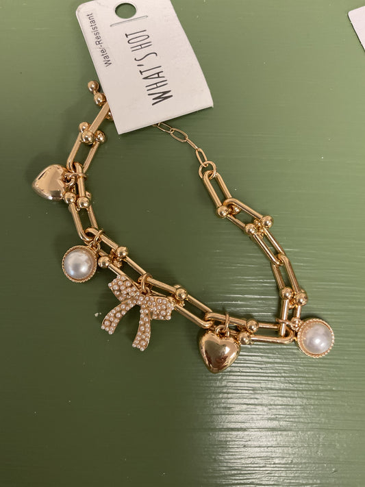 Gold charm bracelet with bow/pearl/heart