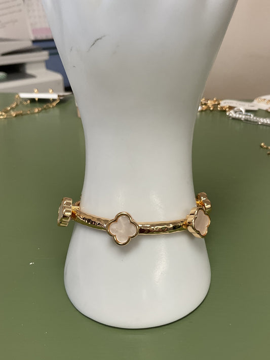 Gold bracelet with natural stone clover